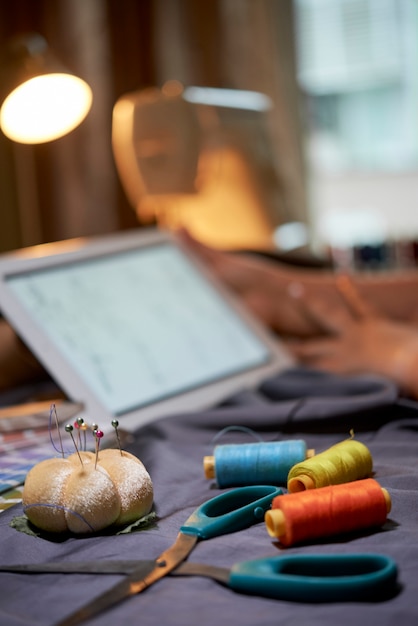 Foto posto di lavoro con accessori per cucire