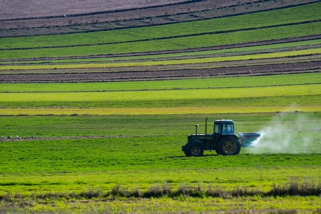 Работает с тракторным удобрением зернового поля