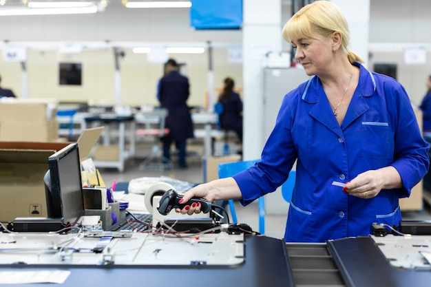 Laboratorio per l'assemblaggio di televisori