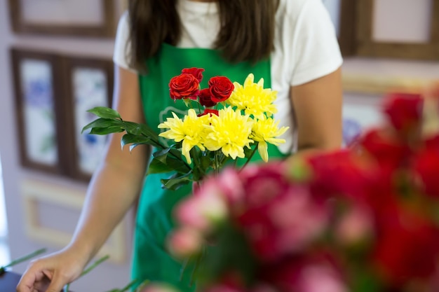 Workshop bloemist boeketten en bloemstukken maken Vrouw verzamelt een boeket bloemen