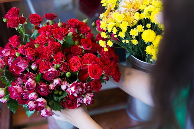 Workshop bloemist boeketten en bloemstukken maken Vrouw verzamelt een boeket bloemen