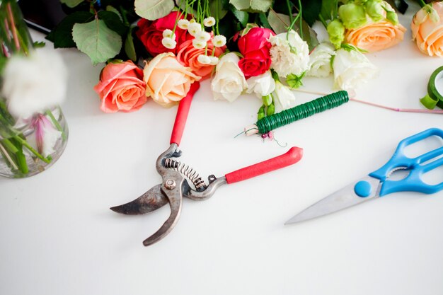 Workshop bloemist, tafel met bloemen, stilleven. Zachte focus