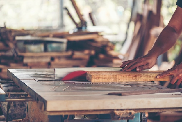 workshop houtbewerking: timmermannen werktafel met verschillende gereedschappen en hout snijden