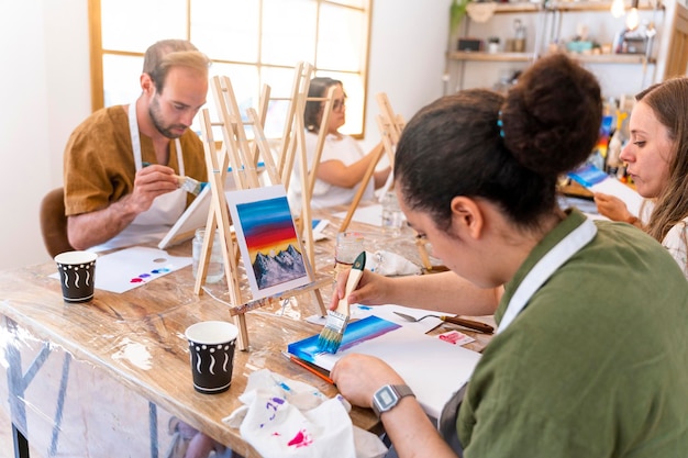 Workshop Kunst en Wijn Vrienden schilderen terwijl ze verschillende wijnen proeven