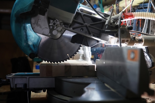 Workshop met gereedschappen en elektrische zagen tijdens het vervaardigen van onderdelen