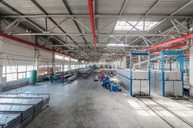 Officina per la produzione di profili in alluminio. panorama dell'officina