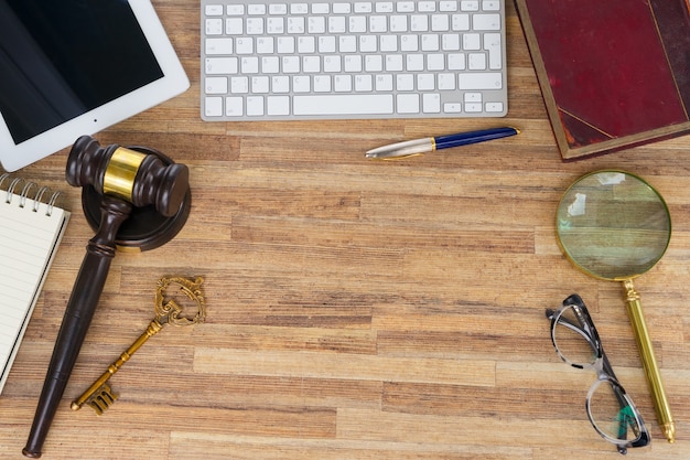 Фото Заголовок героя рабочего пространства с законом гэвел, юридическая книга и клавиатура ноутбука, вид сверху, копия пространства на рабочем столе деревянного стола