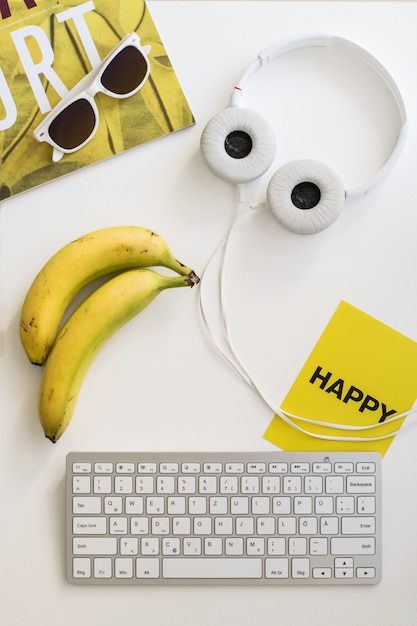 Фото Рабочее пространство с яркими желтыми предметами и орфографией поздравительных открыток