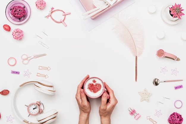 Foto area di lavoro con la tazza di caffè in mano sullo spazio della copia