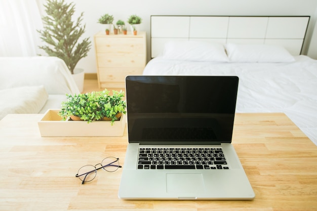 Foto spazio di lavoro con computer portatile, forniture per ufficio a casa o in studio