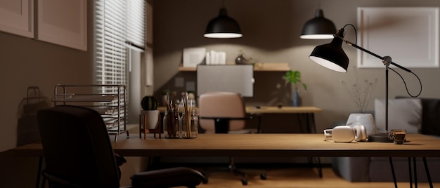 Рабочее место с канцелярскими принадлежностями и копией пространства на деревянном столе в удобном офисе