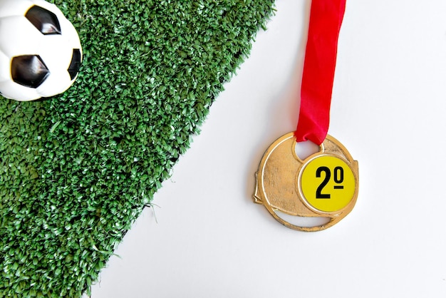 Фото Футбольный мяч чемпионата мира и медаль на белом фоне