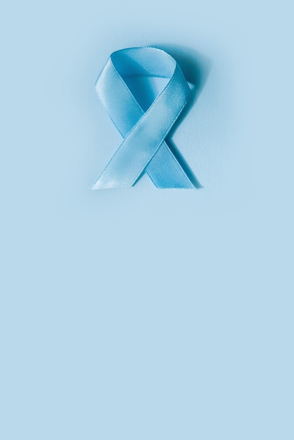 Giornata mondiale del diabete il nastro blu su sfondo blu è un simbolo della consapevolezza del diabete il 14 novembre