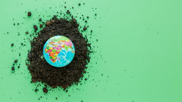 Foto disposizione di giornata mondiale dell'ambiente con il globo e il suolo