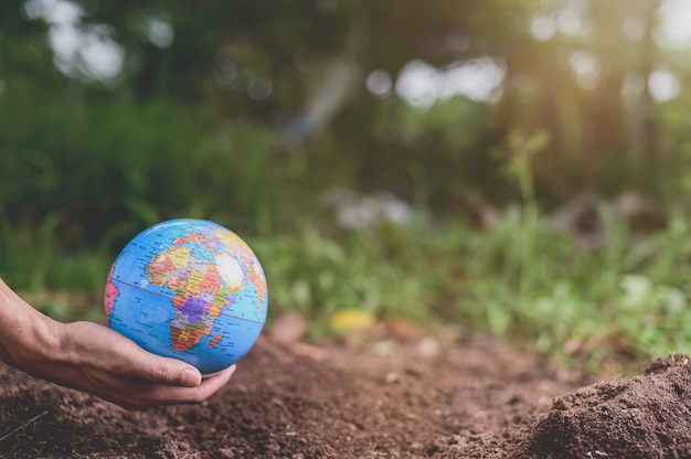 세계 환경의 날. Love the world. Hand holding a globe