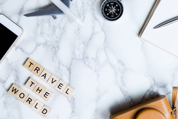 World Explorer blogger-accessoires op luxe witte marmeren tafel met kopie ruimte in het midden