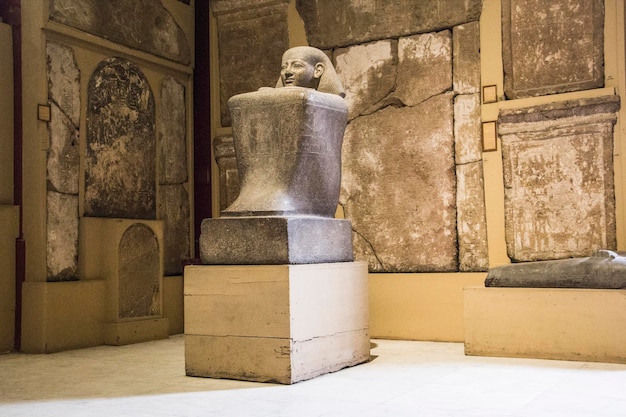 エジプト、カイロのエジプト考古学博物館での世界的に有名な古代の展示
