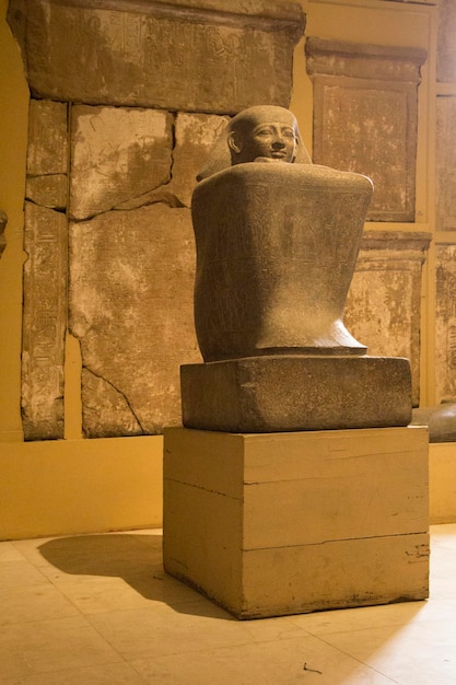 Foto mostre antiche di fama mondiale al museo egizio del cairo, in egitto