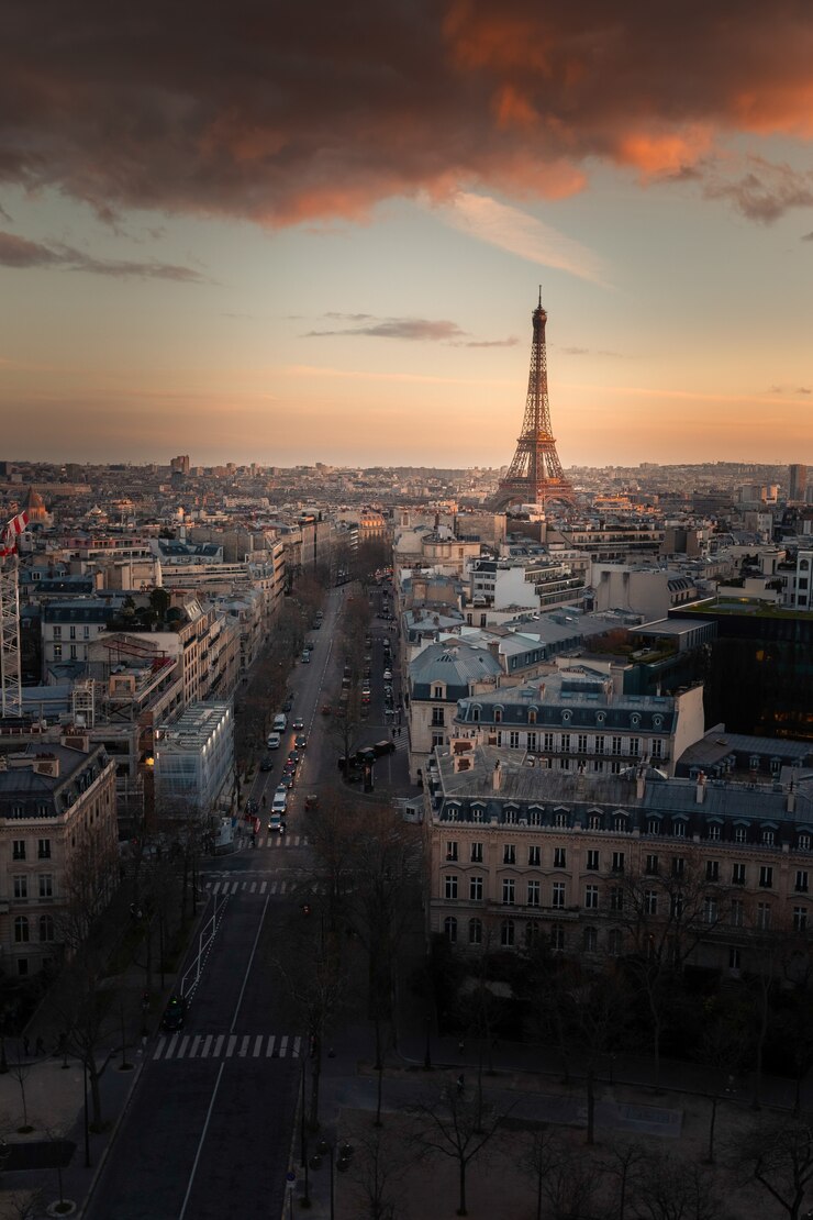 フランス、パリの市内中心部にある凱旋門（凱旋門）の上部の屋根から見た世界的に有名なエッフェル塔。