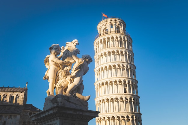 Foto torre pendente di fama mondiale di pisa, toscana, italia.