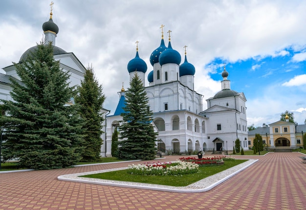 Всемирно известный Высоцкий мужской монастырь в Серпухове, Россия.