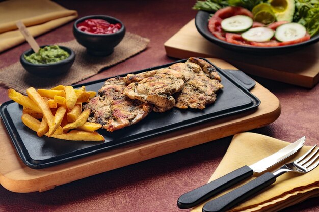 Petto di pollo alla griglia della giornata mondiale dell'alimentazione con patatine fritte in sala da pranzo cibo sano