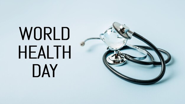 파란색 배경 복사 공간에 세계 보건의 날 의료 및 의료 청진기 및 유리 글로벌