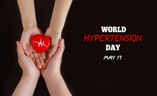 Фото Всемирный день гипертонии мама и ребенок держат красное сердце с диаграммой сердцебиения
