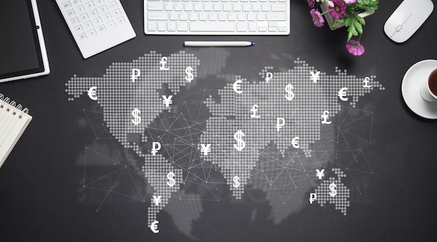 Foto mappa del mondo con una rete di simboli di valuta e oggetti commerciali cambio valuta mondiale mondiale