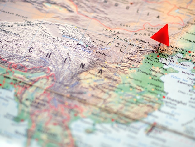 Карта мира с акцентом на Китайскую Народную Республику со столицей Пекином. Красный треугольник указывает на это.
