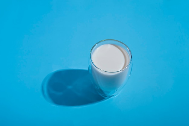 世界ミルクデーは、6月1日の世界ミルクデーを祝うのに適しています。牛乳一杯。フラットなデザイン。上面図、クローズアップ。ハッピーミルクデー！