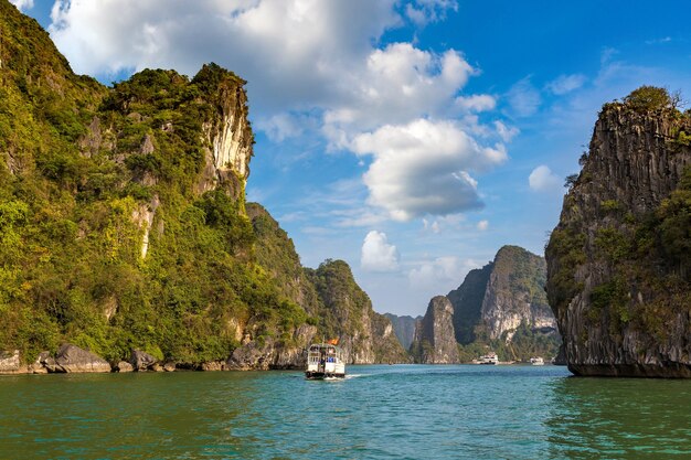 Patrimonio naturale mondiale della baia di halong, vietnam