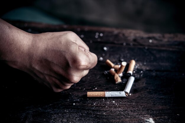 Giornata mondiale senza tabaccochiudi la mano spegni il concetto di sigarettano smoking