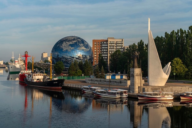 World Ocean Museum aan de oever van de Pregolya-rivier Kaliningrad, Rusland