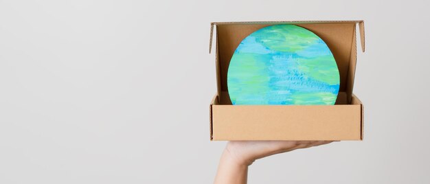 지구를 구하기 위해 재활용 종이 상자를 사용하는 종이 상자 개념의 세계