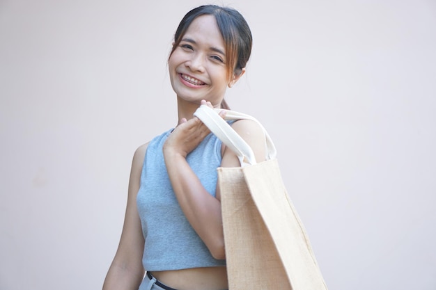 世界プラスチックフリーデー 女性は買い物にビニール袋の代わりに布袋を使う