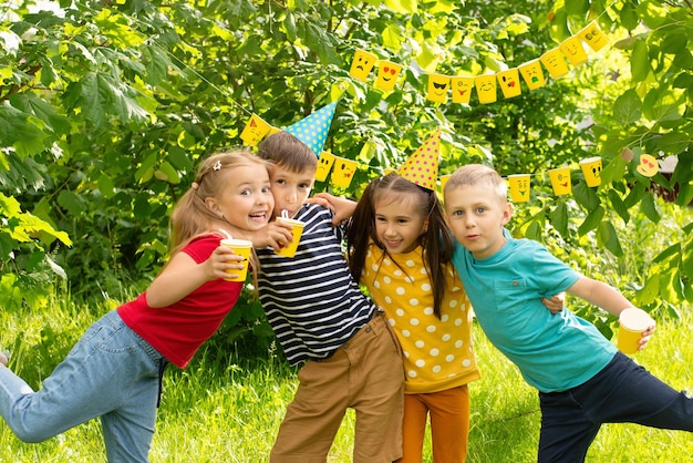 World Smile Day en vakantiekinderen vermaken zich bij een picknick vrolijk gezelschap van kinderen show emoji's