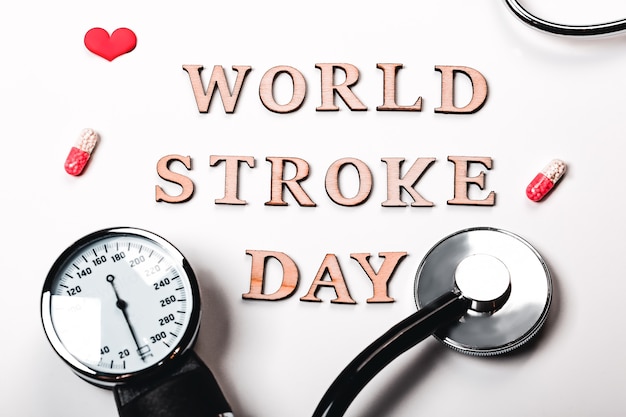 Всемирный день инсульта красное сердце и стетоскоп на фоне концепции кардиологии вид сверху