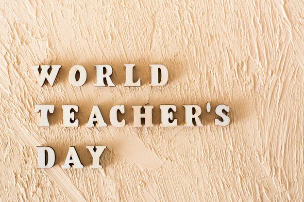 나무 글자로 만든 세계 교사의 날 텍스트