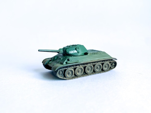 Игрушка модели танка Второй мировой войны изолировать на белом фоне