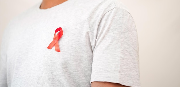 Giornata mondiale dell'hiv-aids uomini che indossano il distintivo dell'hiv-aids per diffondere la consapevolezza concetto concetto di salute