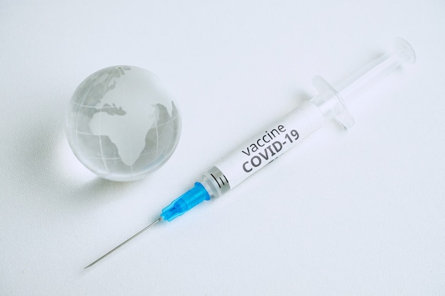 코로나 바이러스 치료 COVID-19에 대한 전세계 백신 개념.