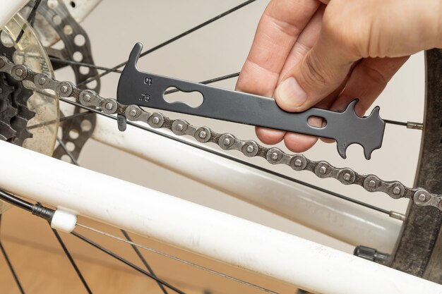 写真 履いた自転車チェーン チェーンのテンションを測定する道具