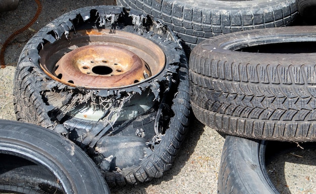 Foto ruote usurate per impianto di riciclaggio per la combustione di discariche di pneumatici montagna di vecchi pneumatici ruota usata rottamazione pil