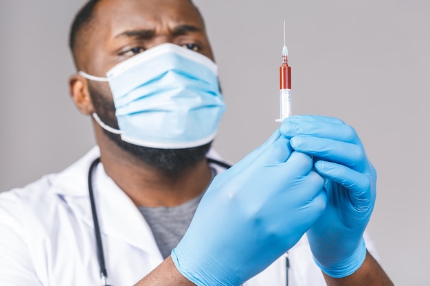 가운 얼굴 마스크 장갑에 걱정 된 아프리카 계 미국인 의사 남자. 유행성 코로나 바이러스 covid-19 독감 바이러스