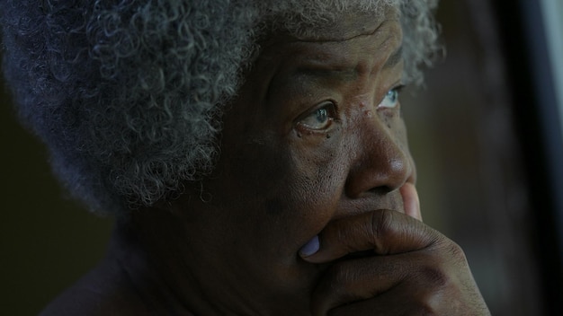 Обеспокоенная темнокожая пожилая женщина сталкивается с озабоченной африканской дамой