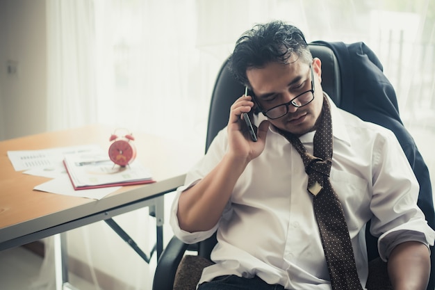 Preoccupato uomo d'affari in ufficio