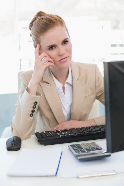 Photo worried businesswoman with computer at desk