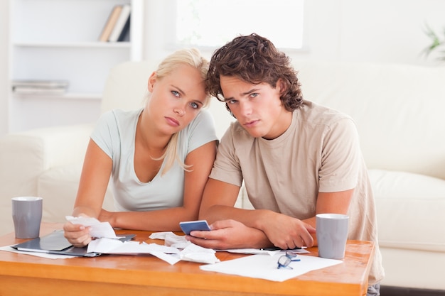 Photo worried couple looking into the camera