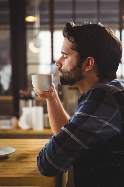 Photo worried man drinking a coffee